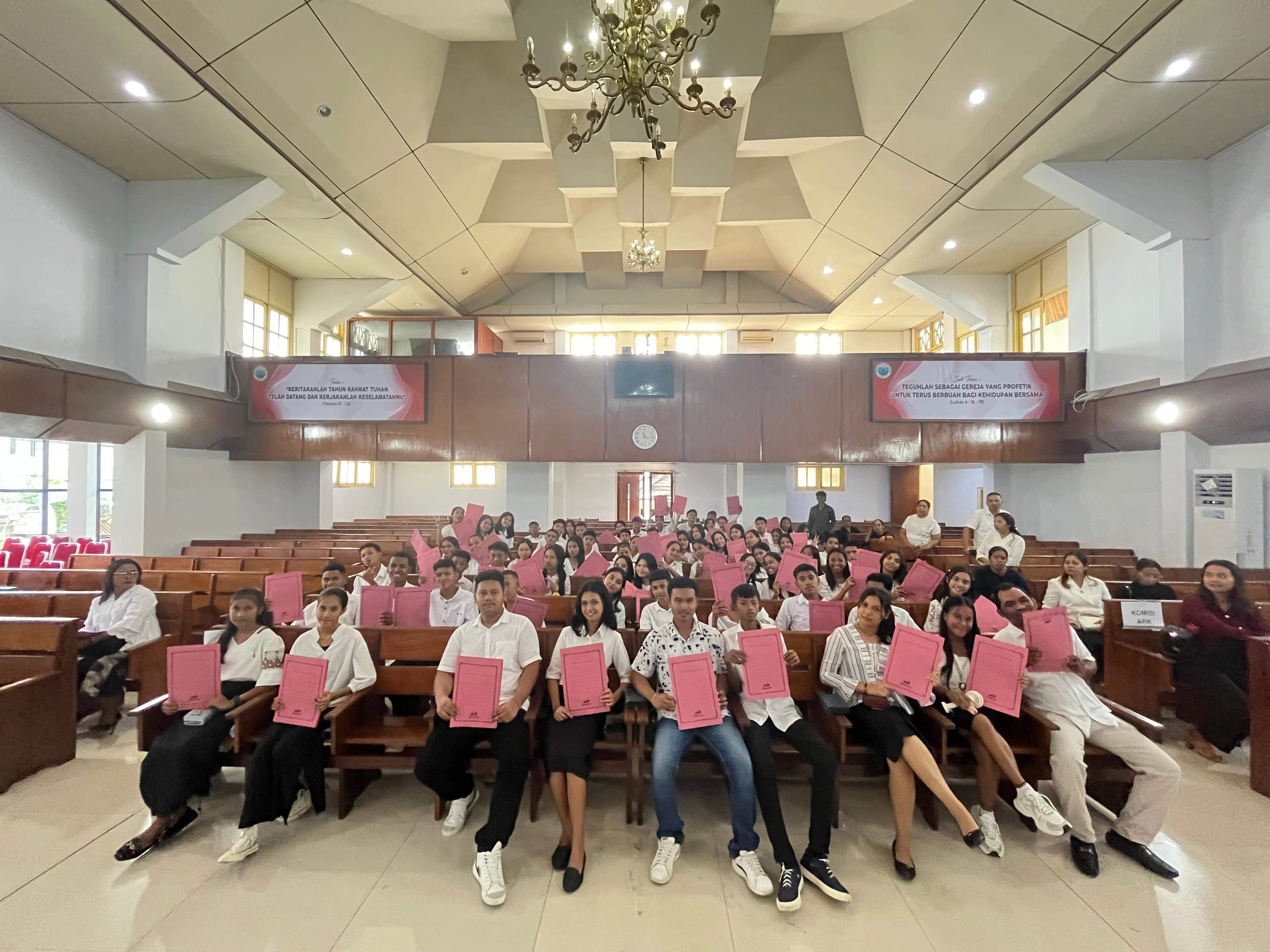 75 Anak Remaja Alih Status  ke Anggota Katekesasi GPM Nehemia